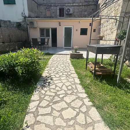 Dalmata Garden Apartman *